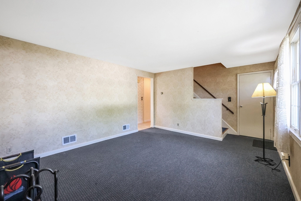 37 Hillshire Ln