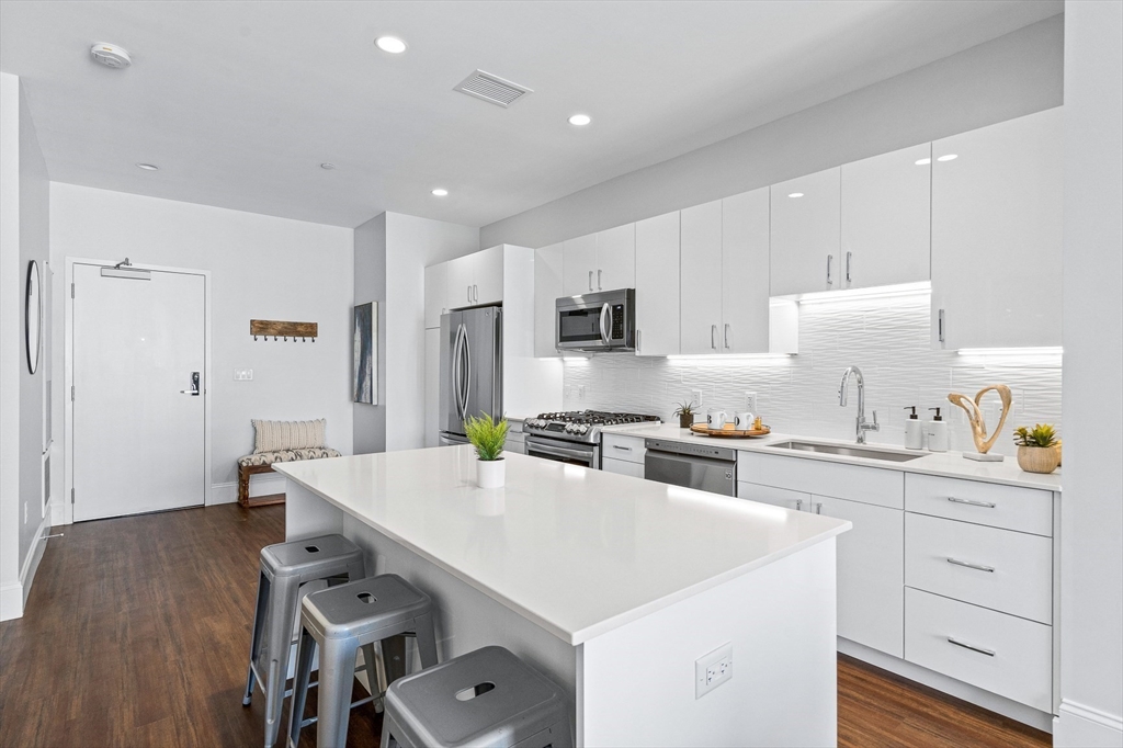 205 Maverick St. 402