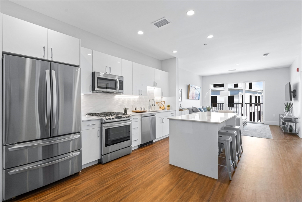 205 Maverick St. 402