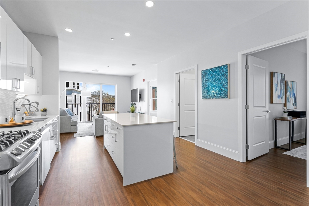 205 Maverick St. 402