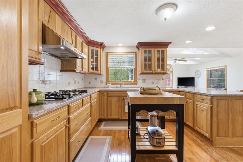 2 Sandspur Ln, North Reading, MA Photo #12