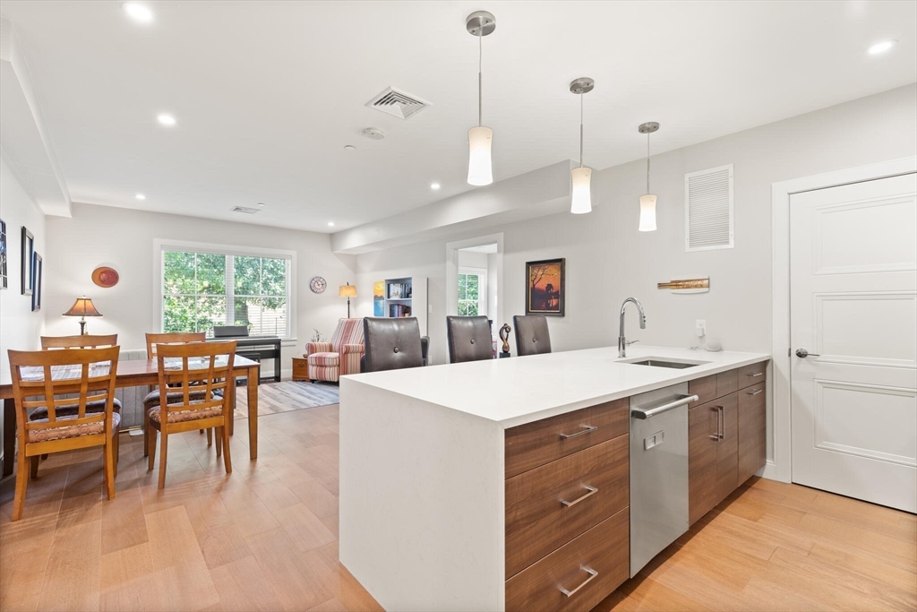 425 Lagrange St 203