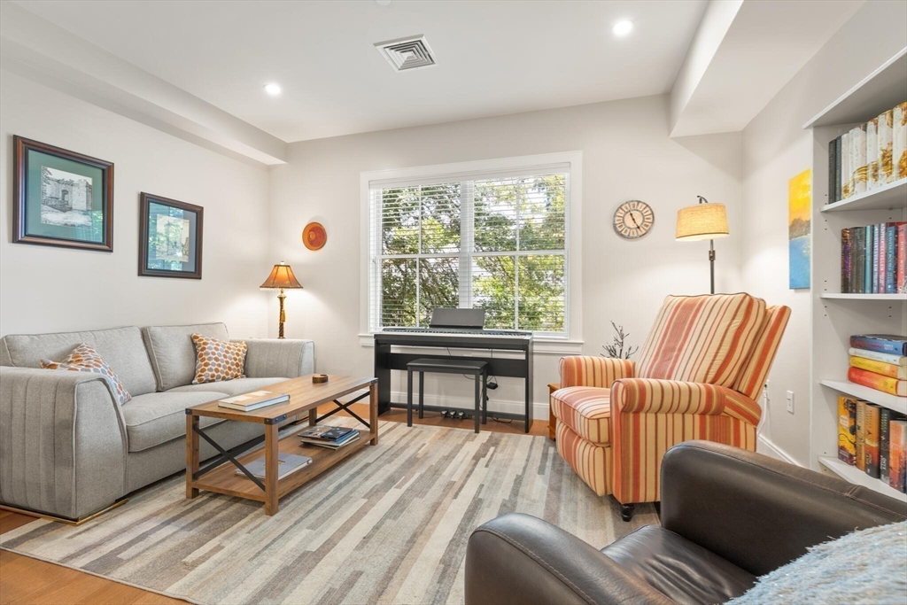 425 Lagrange St 203