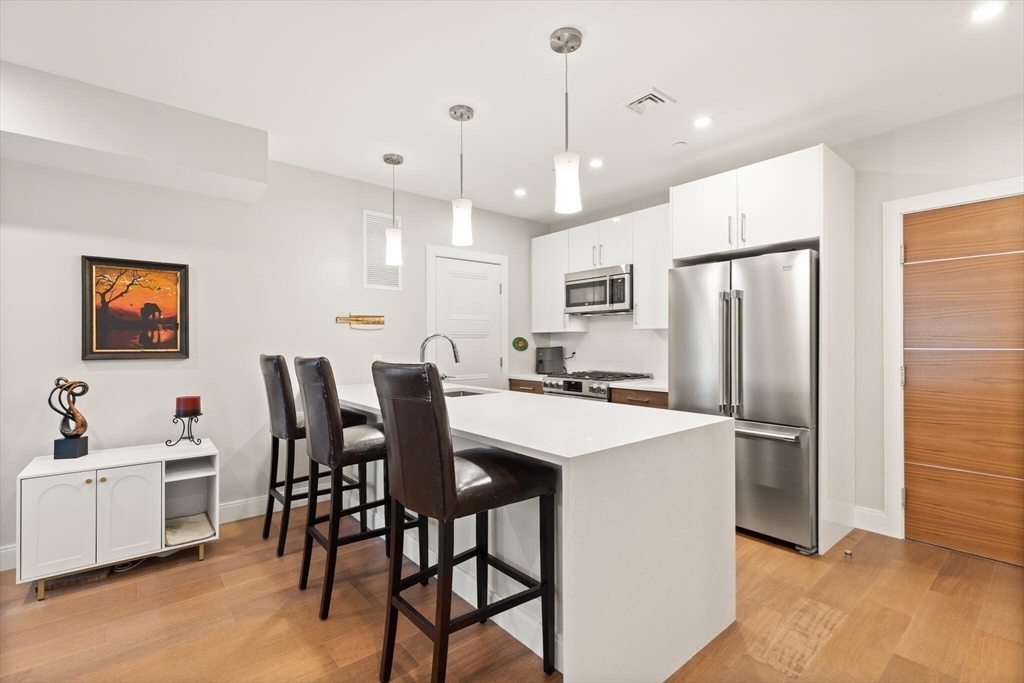 425 Lagrange St 203
