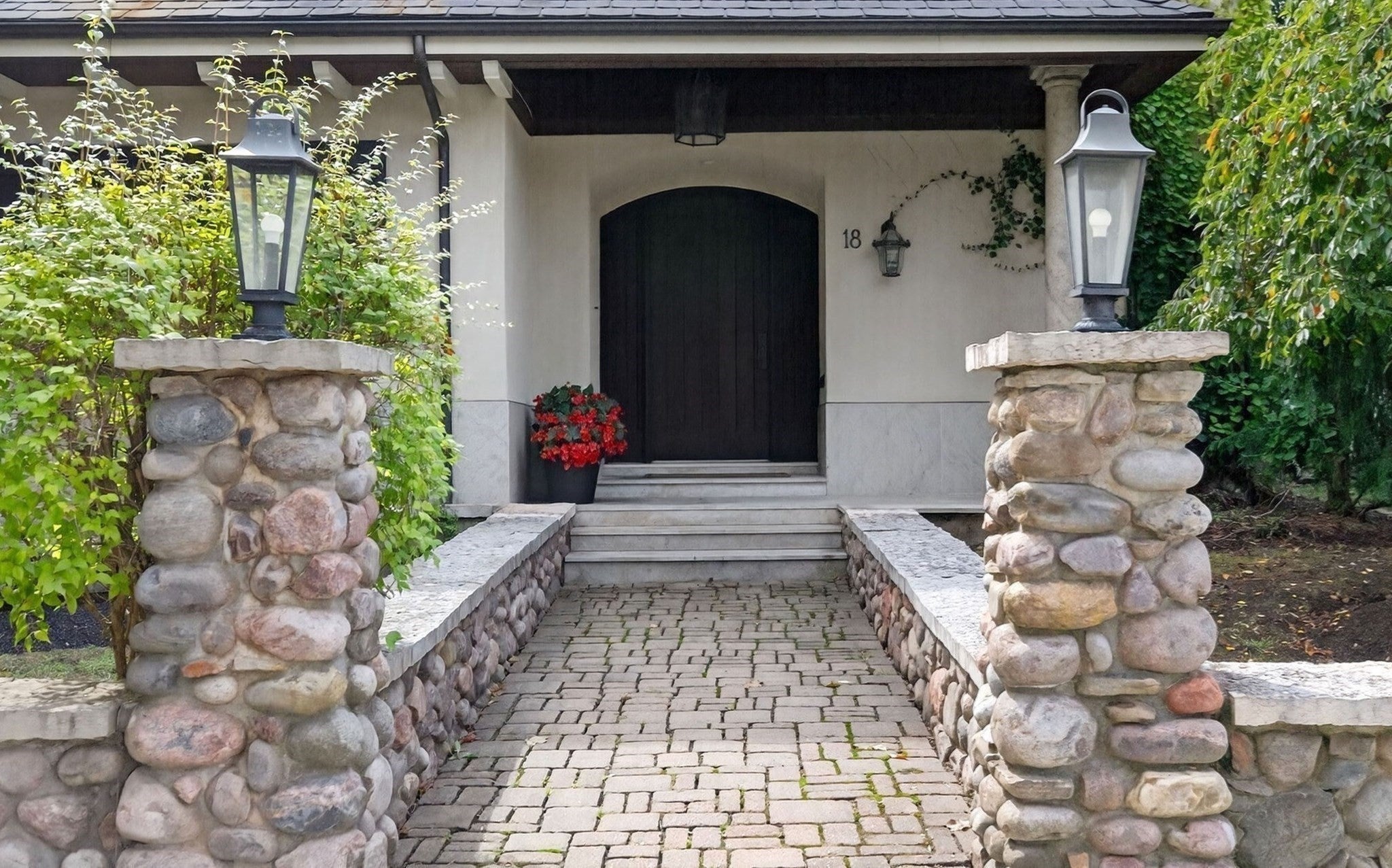 18 Middlesex St