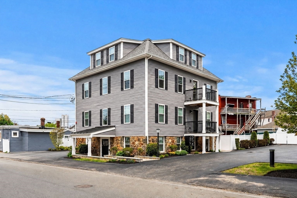 Photo of 4 Wakefield Ave, Wakefield, MA