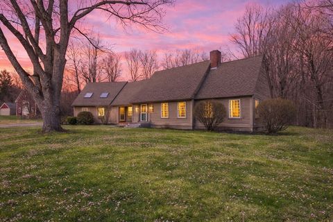 40 Pelham Dr Fitchburg MA 01420