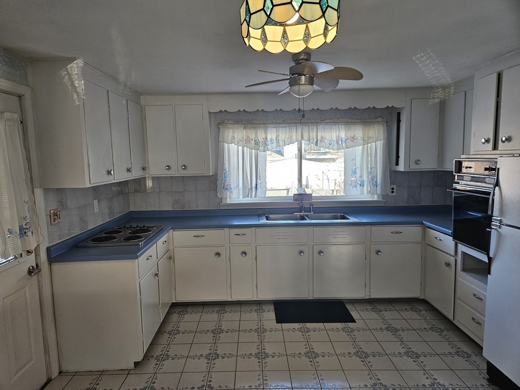 Billerica, Massachusetts 01821, United States, 2 Bedrooms Bedrooms, ,1 BathroomBathrooms,Residential,Active,253530