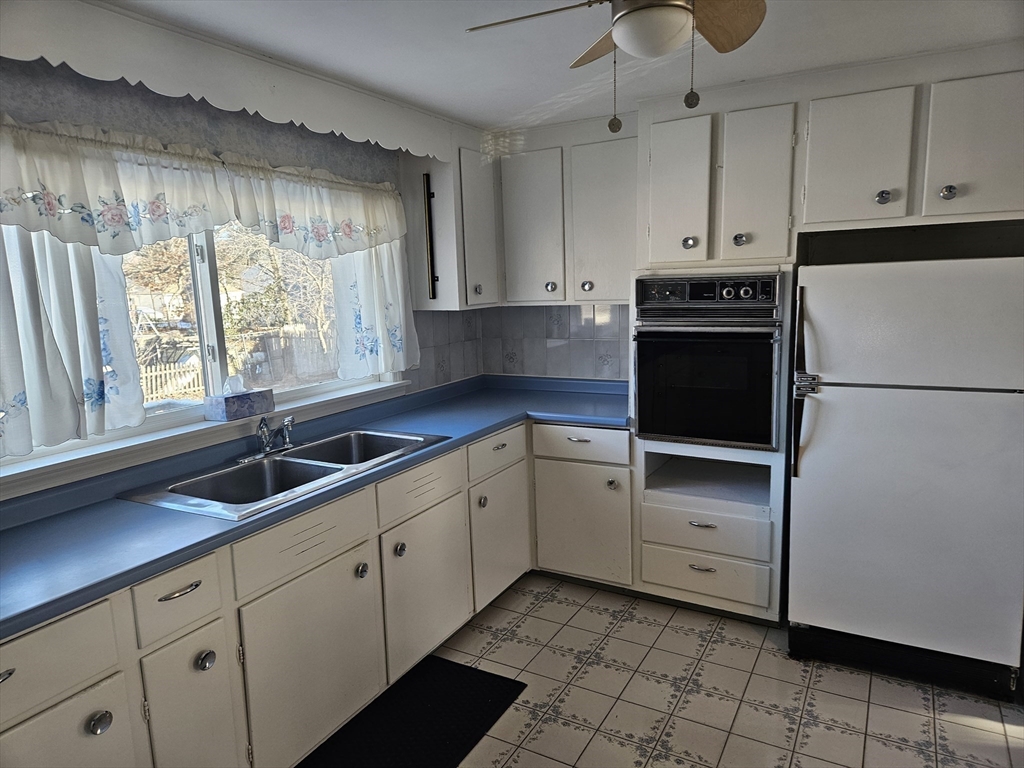 Billerica, Massachusetts 01821, United States, 2 Bedrooms Bedrooms, ,1 BathroomBathrooms,Residential,Active,253530