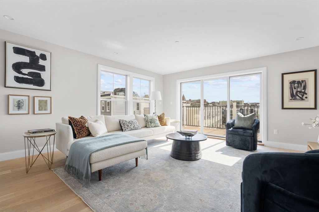 220 Bowen Street 3