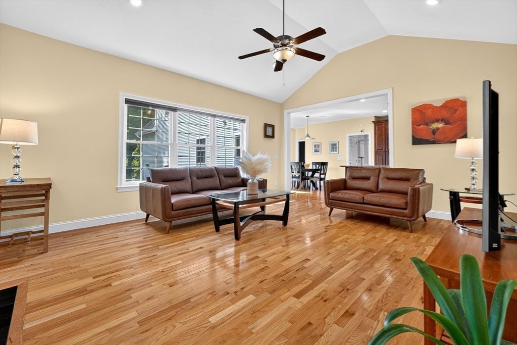 28 Hickory Dr