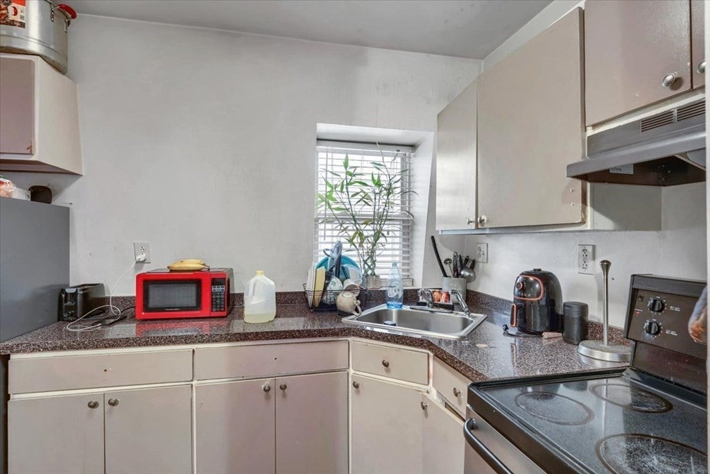 43 Woodward Ave #2, Boston, MA Photo #6