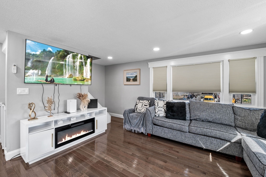 2 Finch Ln