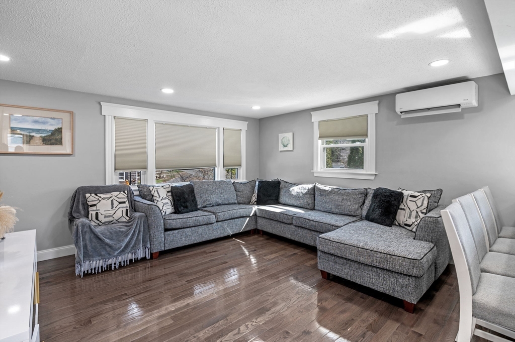 2 Finch Ln