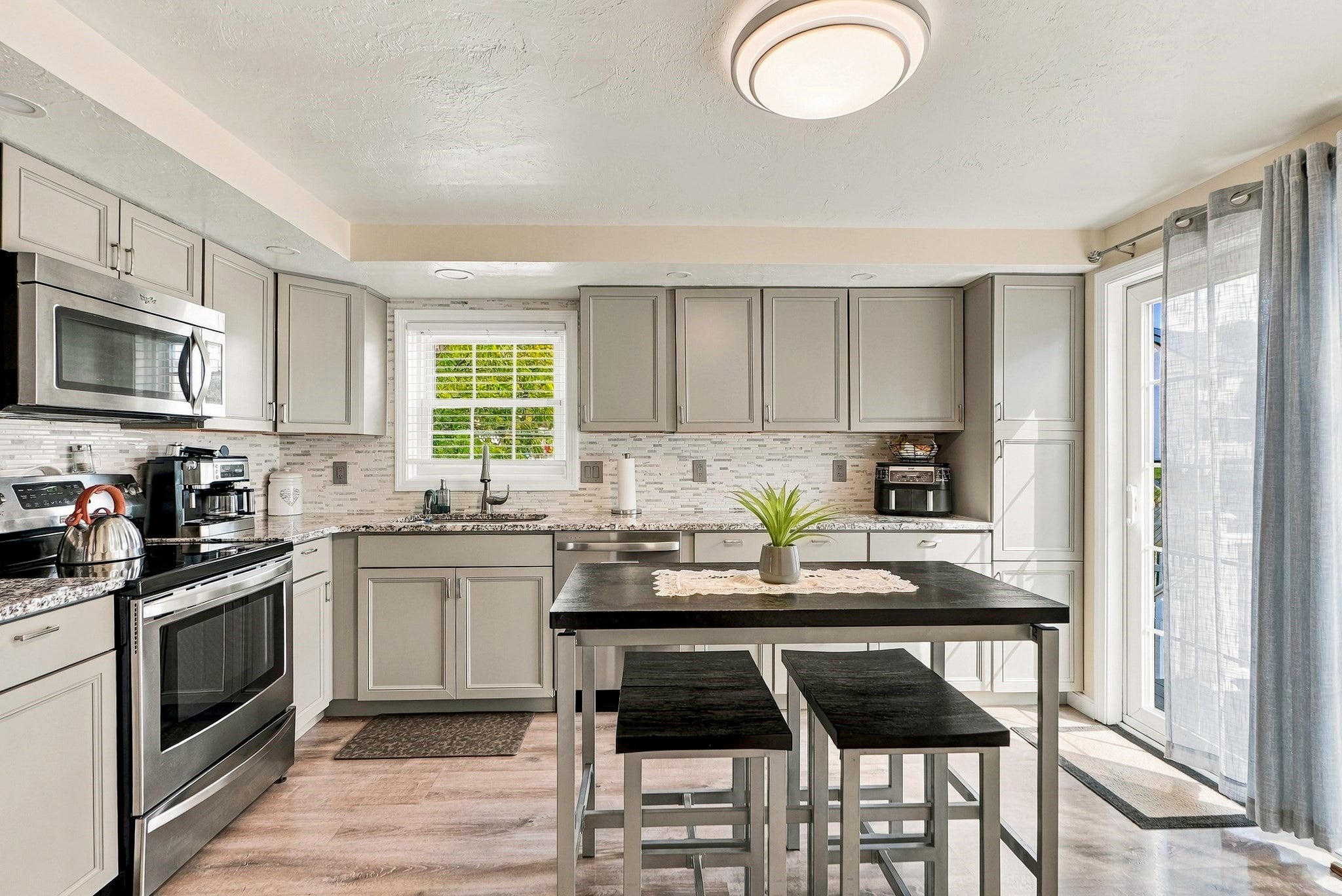 102 Sunderland Rd, Worcester, MA Photo #10