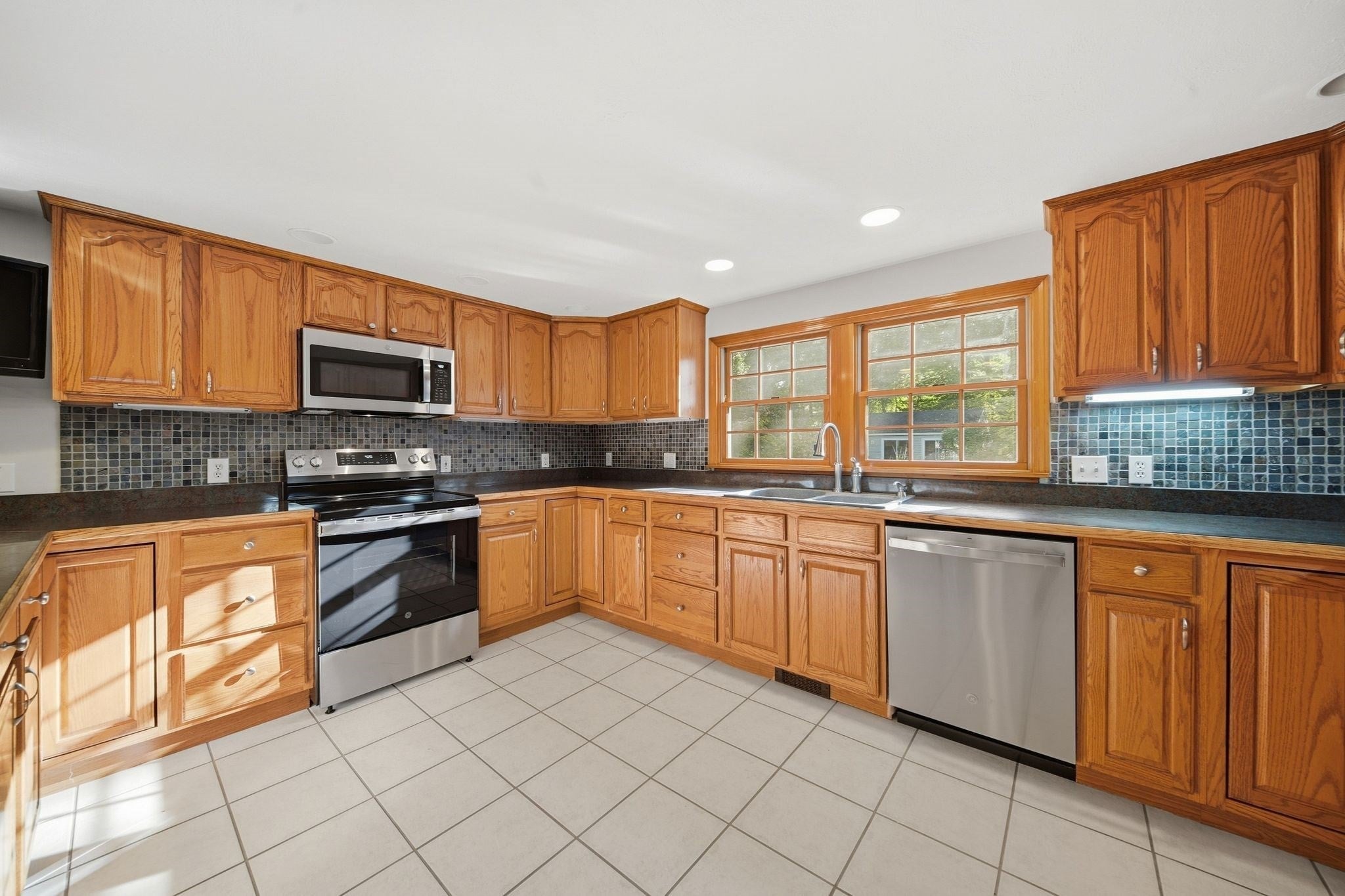 1289 Whipple Rd, Tewksbury, MA, 1289 Whipple Rd, Tewksbury, MA Photo #2