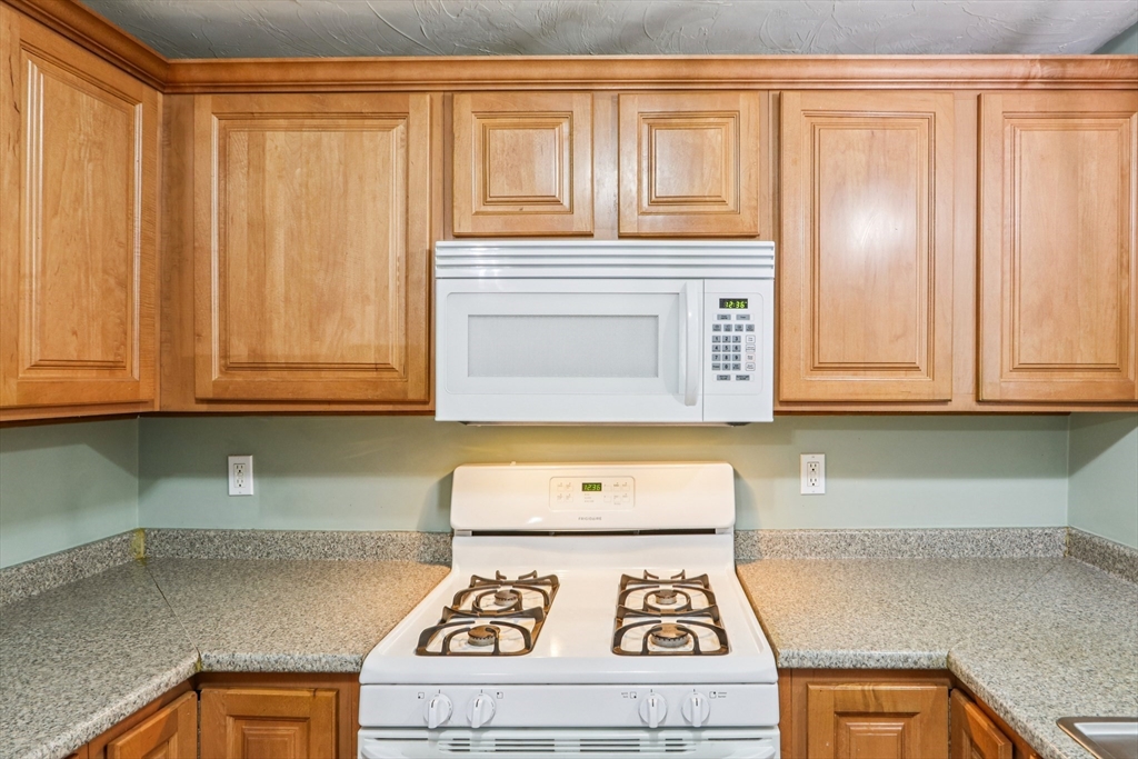 Franklin, Massachusetts 02038, United States, 3 Bedrooms Bedrooms, ,2 BathroomsBathrooms,Residential,Pending,250202