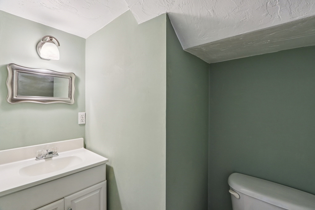 Franklin, Massachusetts 02038, United States, 3 Bedrooms Bedrooms, ,2 BathroomsBathrooms,Residential,Pending,250202