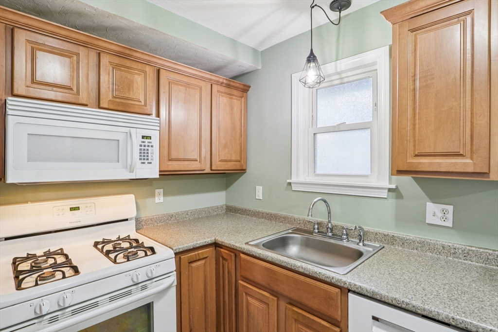 Franklin, Massachusetts 02038, United States, 3 Bedrooms Bedrooms, ,2 BathroomsBathrooms,Residential,Pending,250202