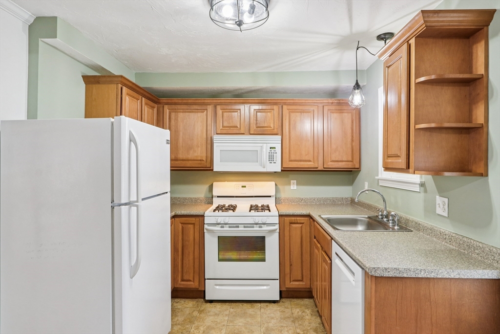 Franklin, Massachusetts 02038, United States, 3 Bedrooms Bedrooms, ,2 BathroomsBathrooms,Residential,Pending,250202