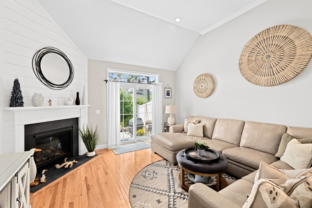 14 Meadowbrook Dr