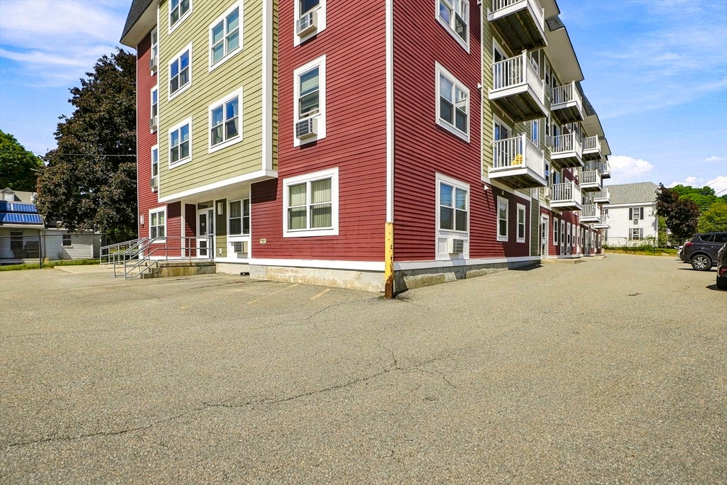 275 W Main St 14