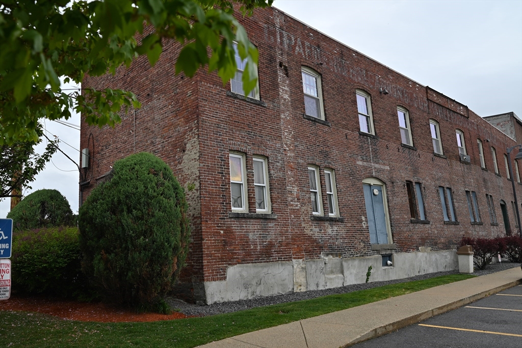 590 Dutton St