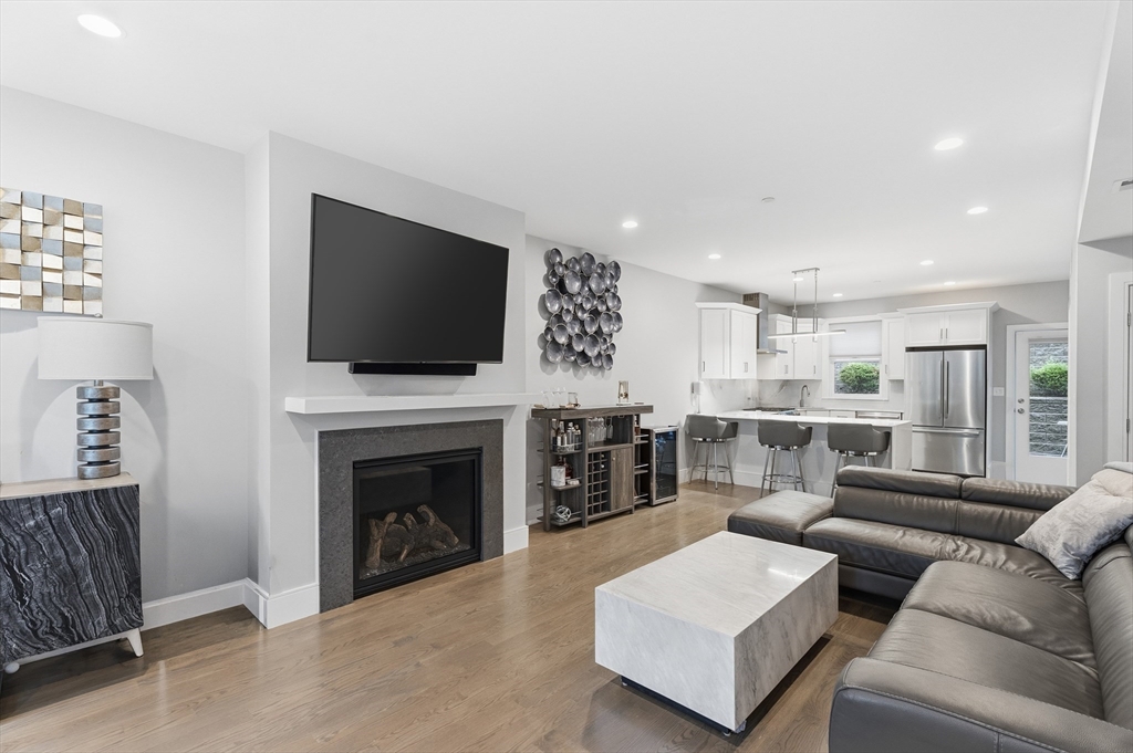 577 Baker St 581