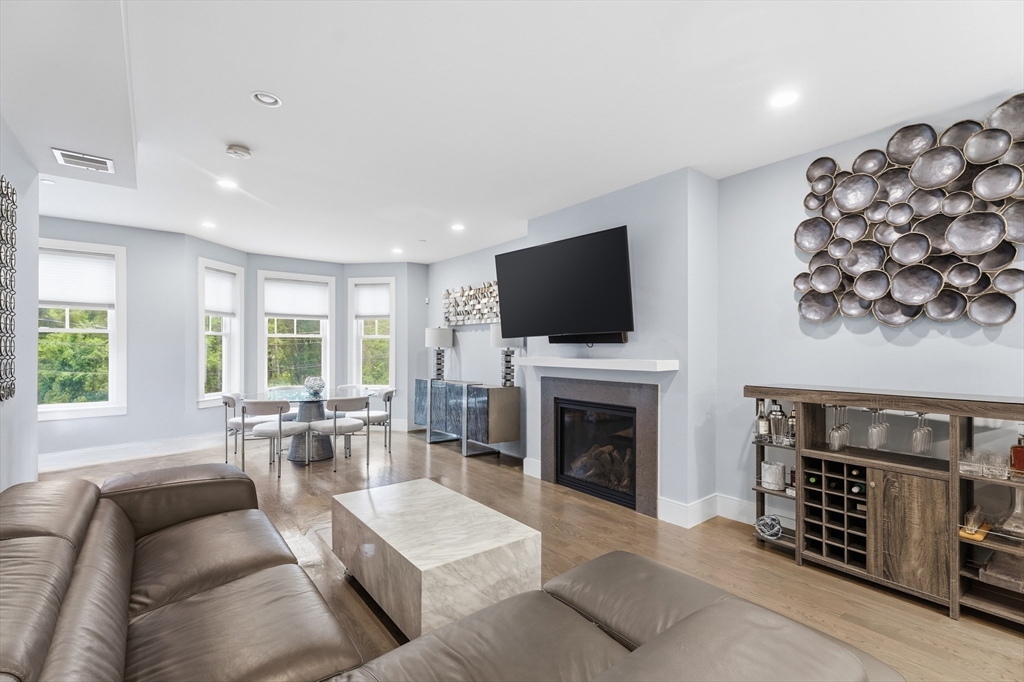 577 Baker St 581