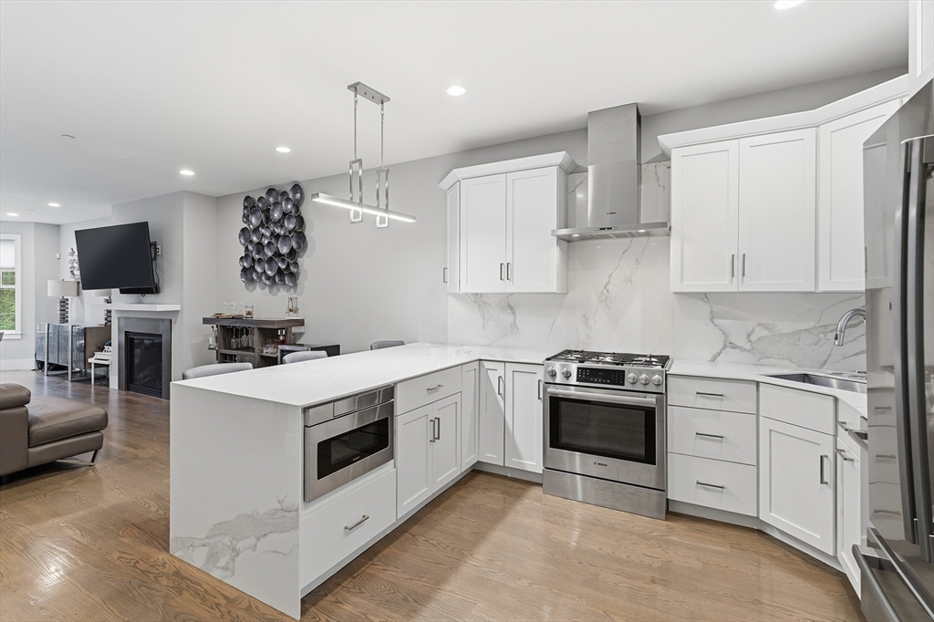577 Baker St 581