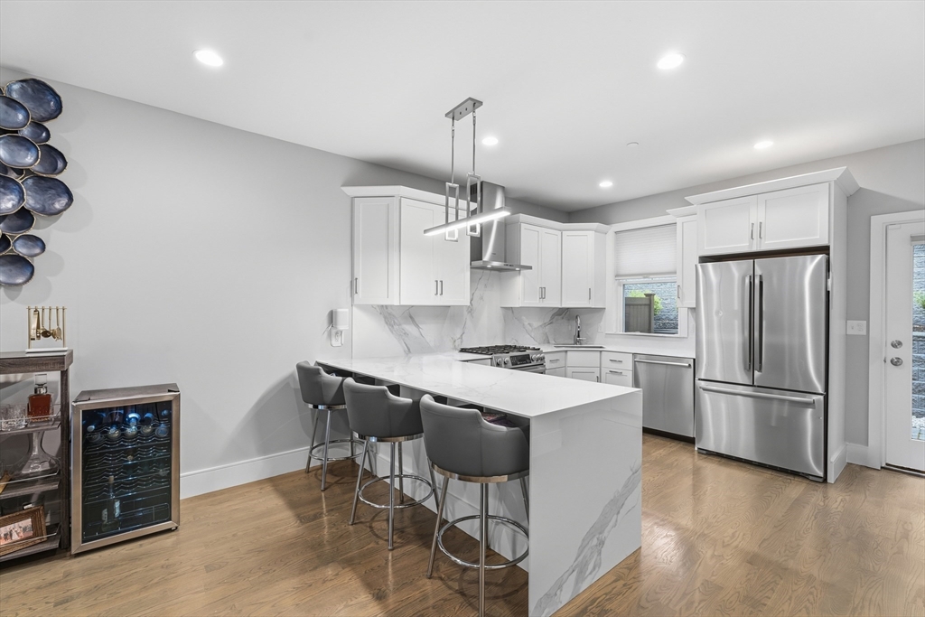 577 Baker St 581