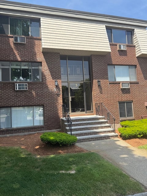 Photo of 5 Hallmark Gardens #5, Burlington, MA 01803 (MLS # 73531289)