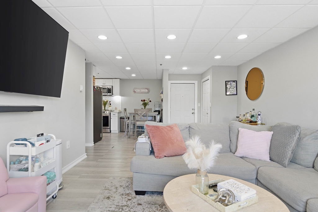 64 Foster St 305