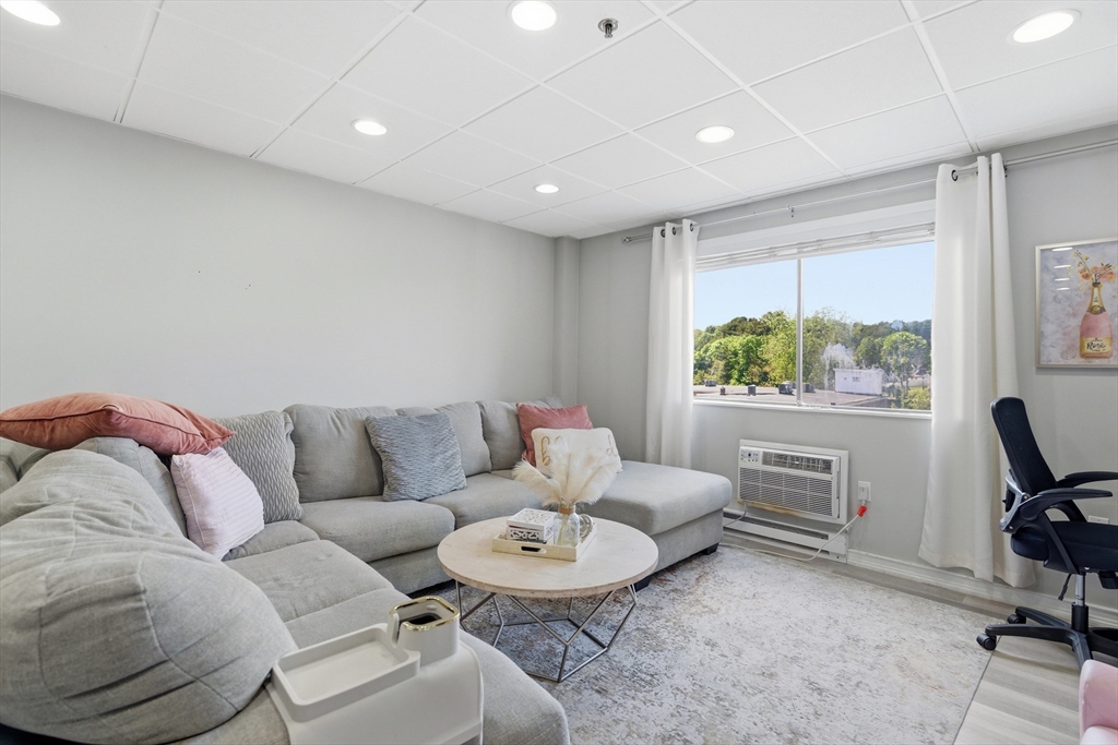 64 Foster St 305
