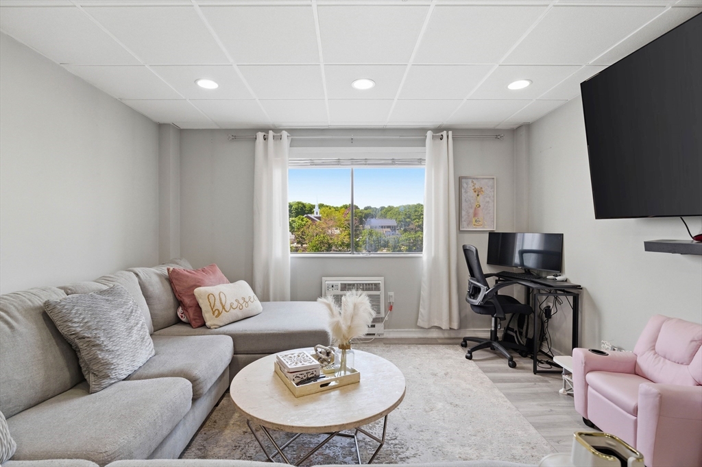 64 Foster St 305