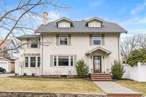 Photo of 72 Stratford Road, Melrose, MA 02176 (MLS # 73497391)