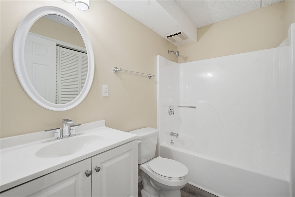 Holyoke, Massachusetts 01040, United States, 2 Bedrooms Bedrooms, ,2 BathroomsBathrooms,Residential,Active,249493