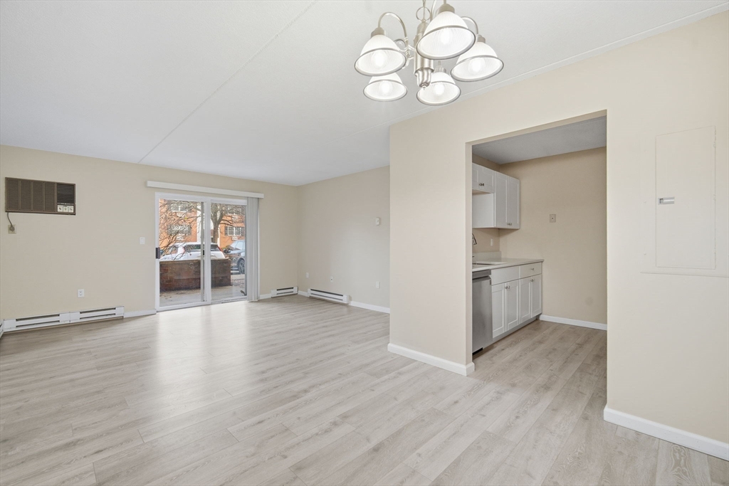 Holyoke, Massachusetts 01040, United States, 2 Bedrooms Bedrooms, ,2 BathroomsBathrooms,Residential,Active,249493