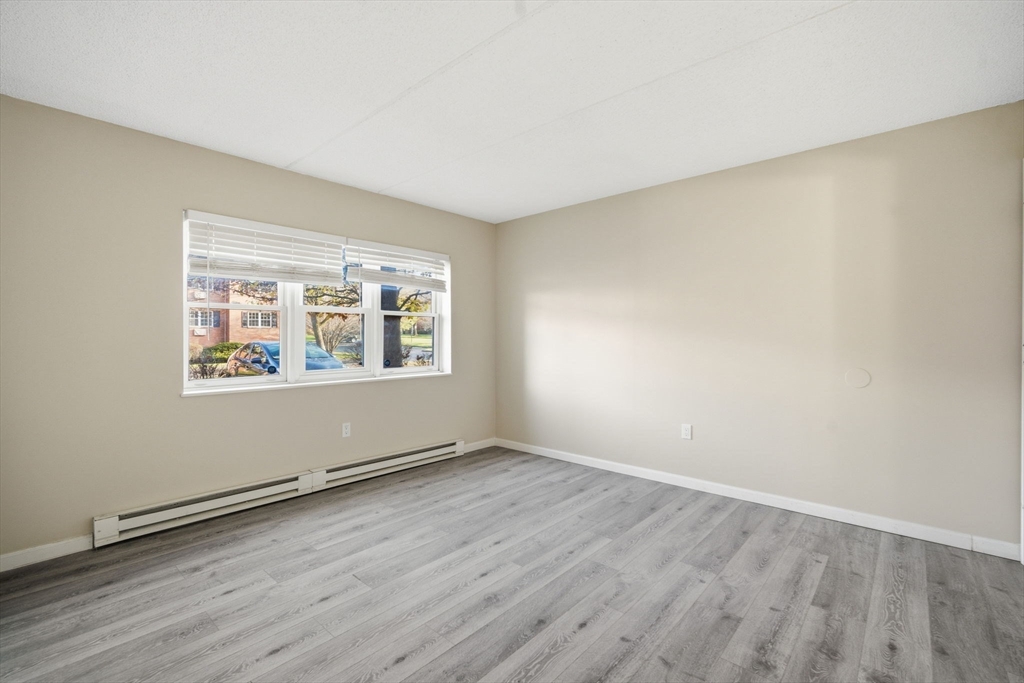 Holyoke, Massachusetts 01040, United States, 2 Bedrooms Bedrooms, ,2 BathroomsBathrooms,Residential,Active,249493