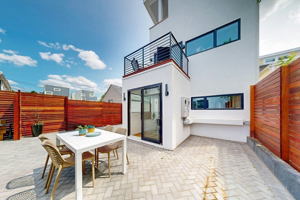 131 Charles Street R