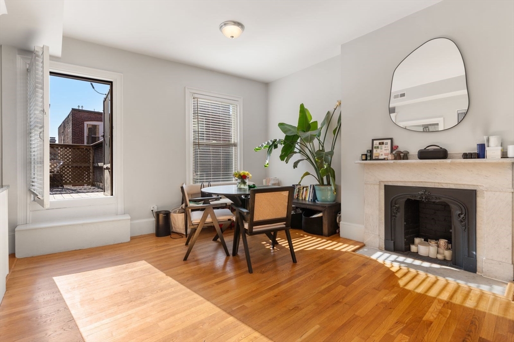 Click for 62 West Cedar St #2, Boston, MA slideshow