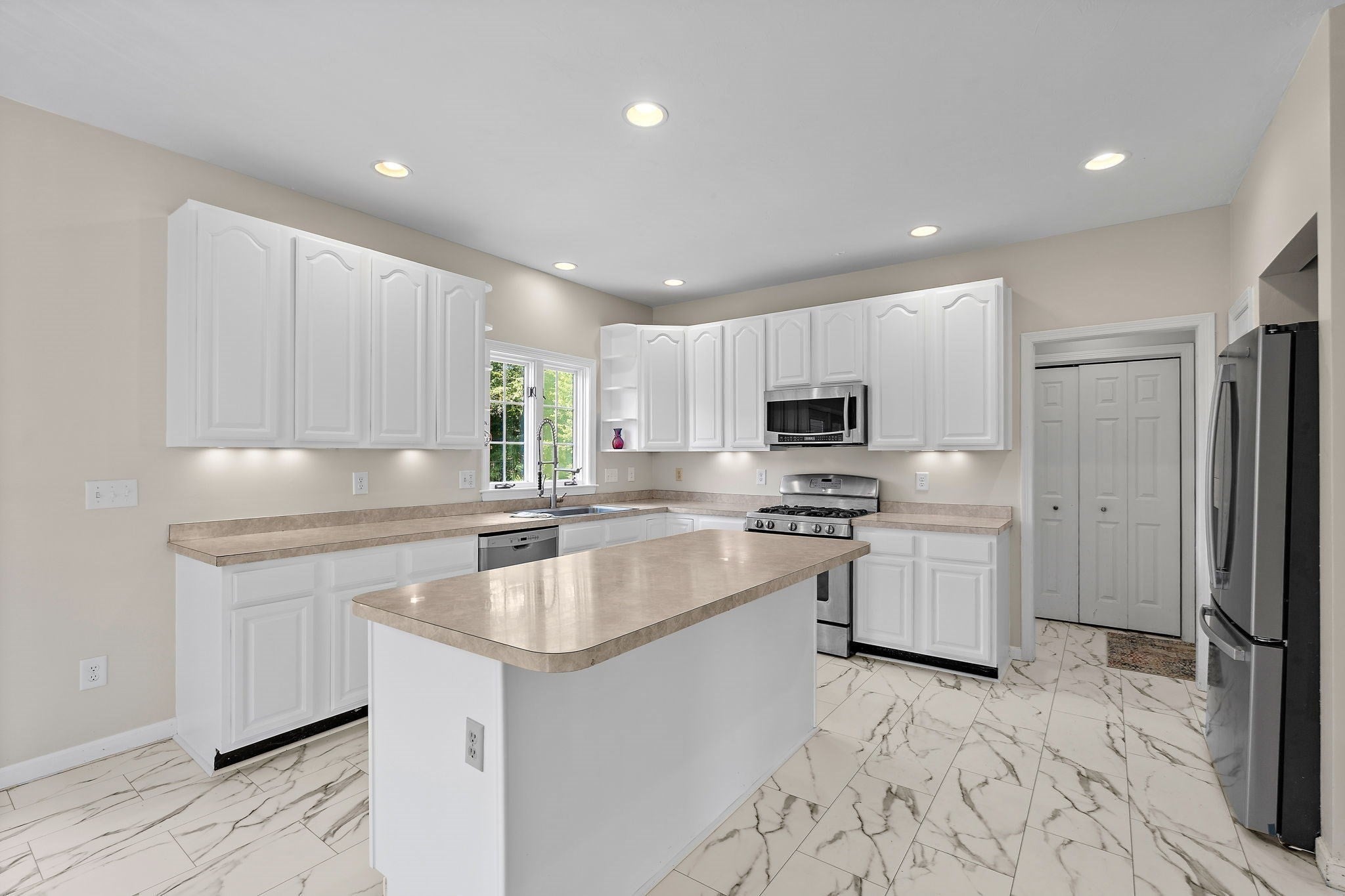28 Farmington Drive, Shrewsbury, MA Photo #12