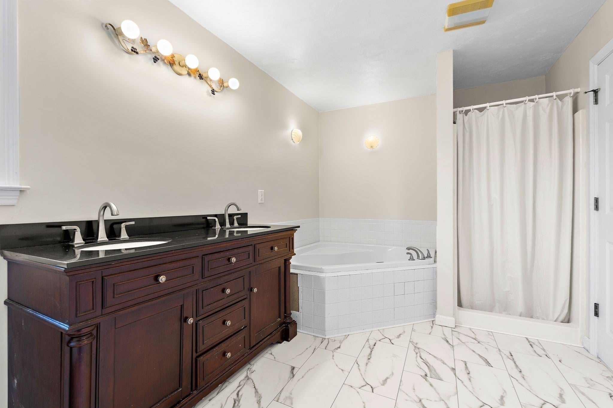 28 Farmington Drive, Shrewsbury, MA Photo #21