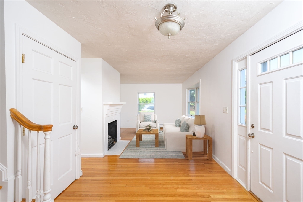 22 Narragansett Rd