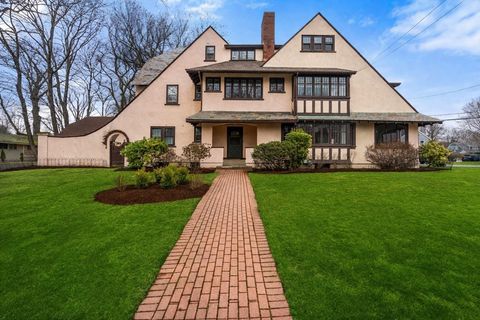 12 Leighton Rd Wellesley MA 02482