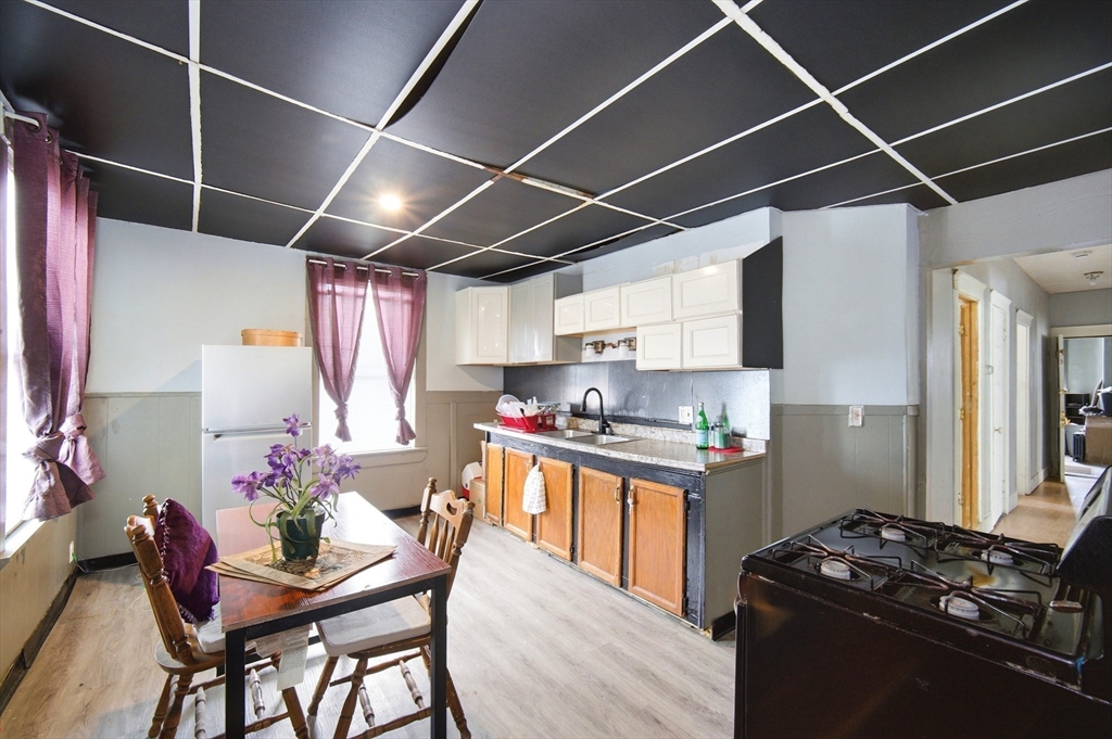 9 Helen St