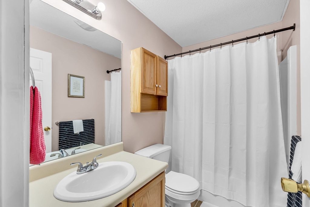 Ludlow, Massachusetts 01056, United States, 2 Bedrooms Bedrooms, ,2 BathroomsBathrooms,Residential,Contingent,91755