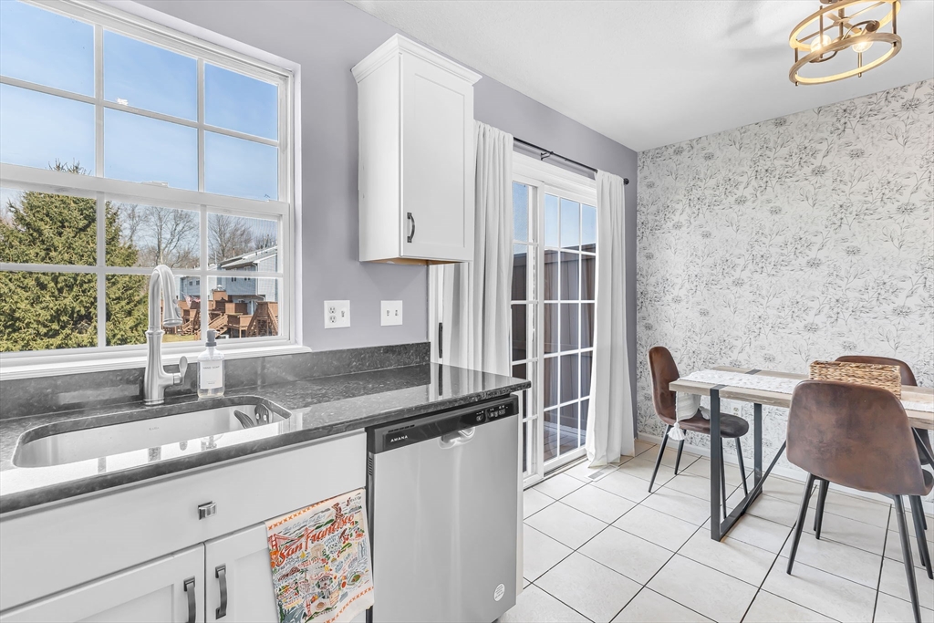 Ludlow, Massachusetts 01056, United States, 2 Bedrooms Bedrooms, ,2 BathroomsBathrooms,Residential,Contingent,91755