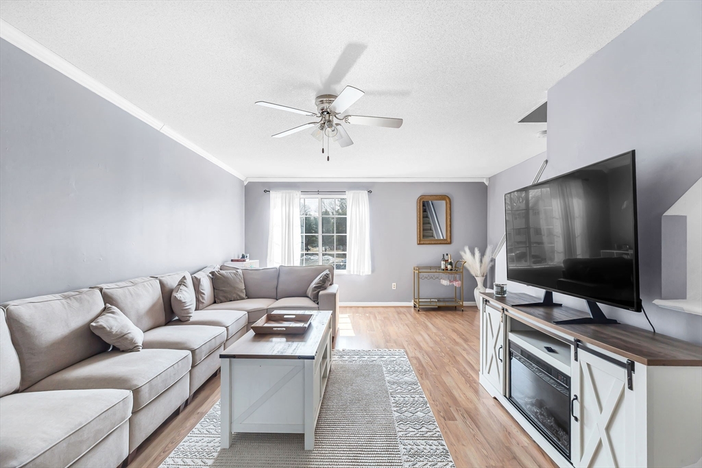 Ludlow, Massachusetts 01056, United States, 2 Bedrooms Bedrooms, ,2 BathroomsBathrooms,Residential,Contingent,91755