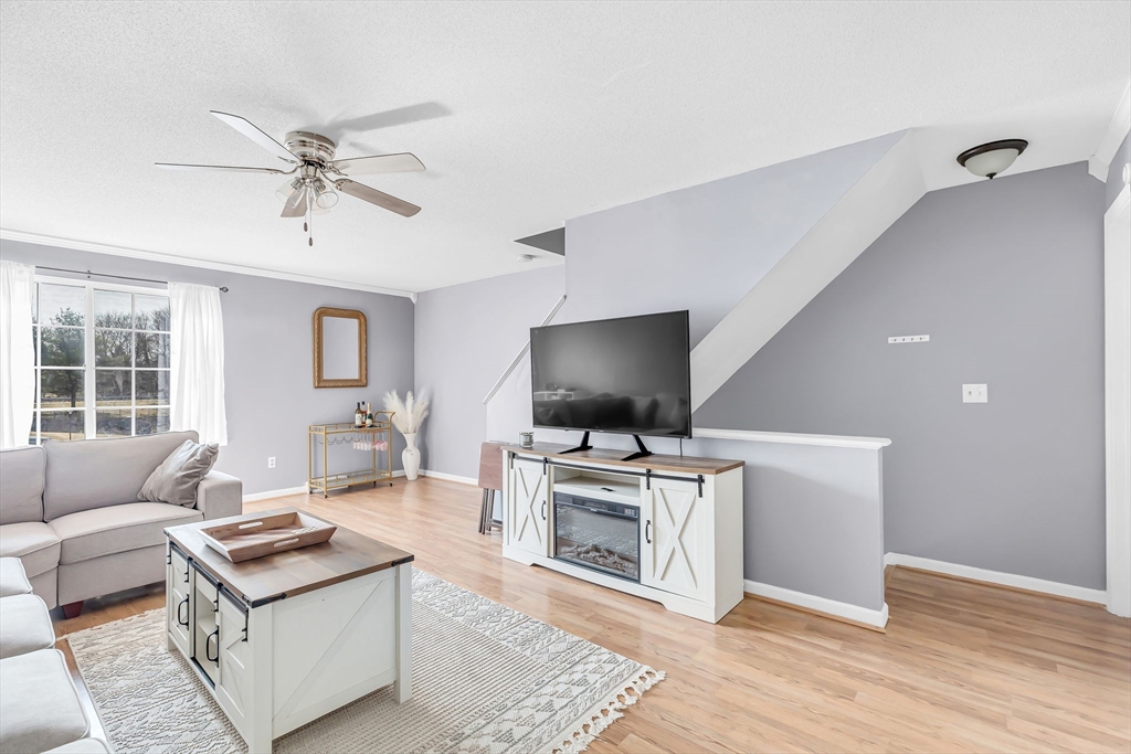Ludlow, Massachusetts 01056, United States, 2 Bedrooms Bedrooms, ,2 BathroomsBathrooms,Residential,Contingent,91755
